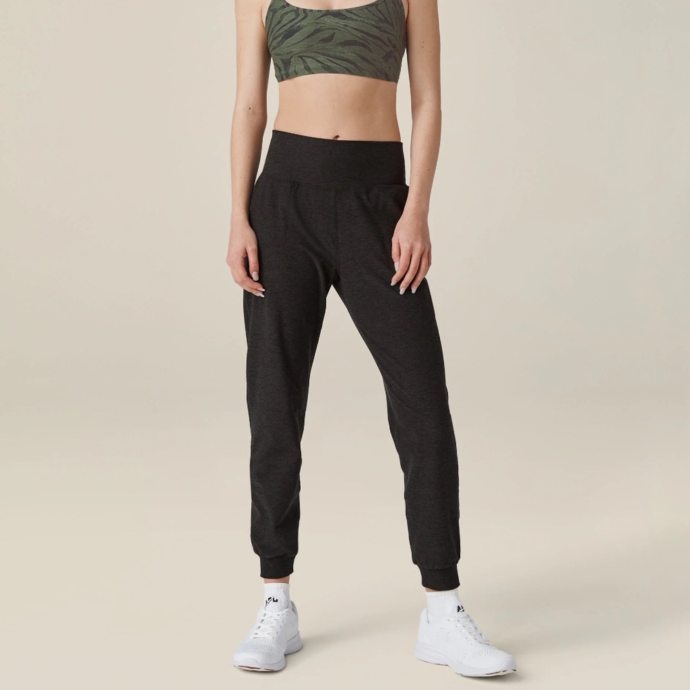 Beyond Yoga Midi Jogger in Black sz XS